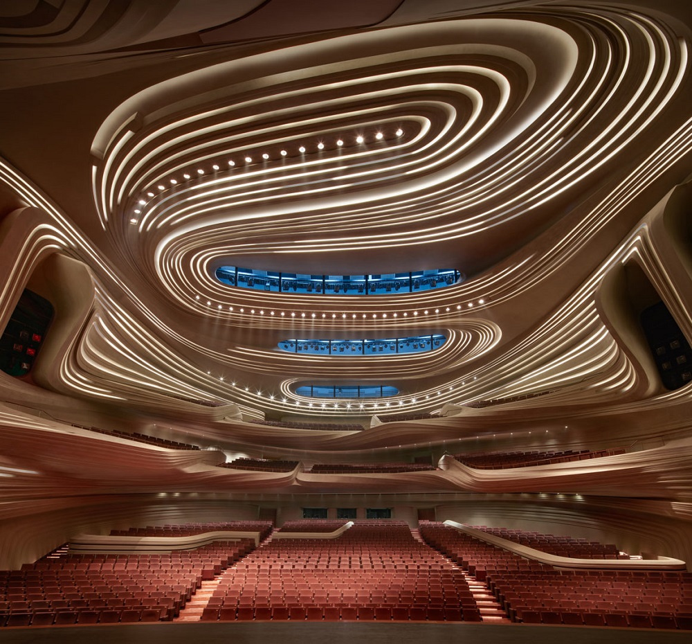 Arquitetura Futurista - O teatro é trabalhado em madeira e pode abrigar eventos de diferentes naturezas (Foto: Zaha Hadid Architects)