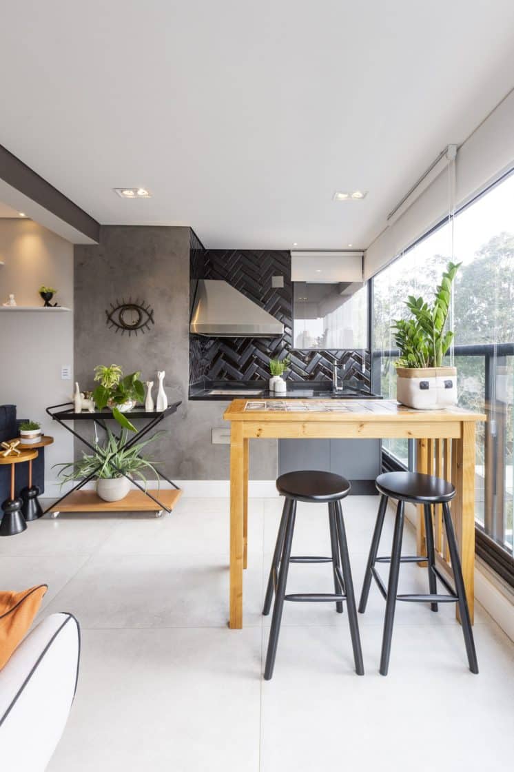 cozinha ampla com mesa, cadeiras e plantas