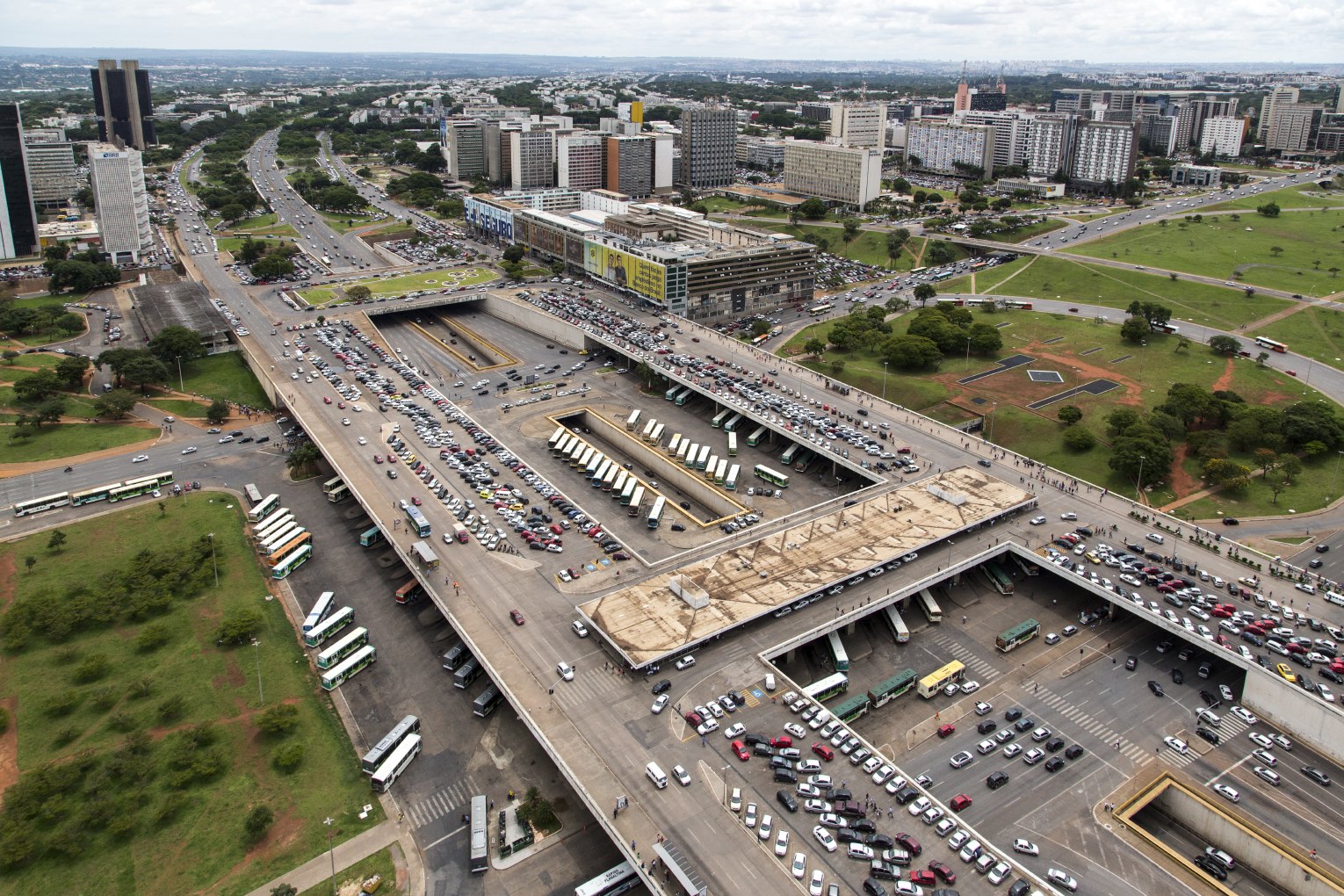 O início de uma longa estrada que Brasília percorreu até ser erguida por completo, começou exatamente nesta rodoviária (Foto: victoria.camara/Wikimedia)