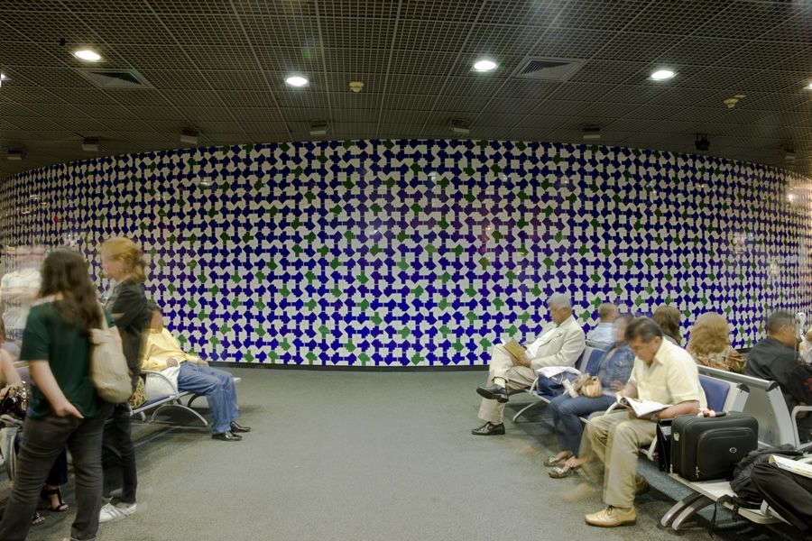 Ainda que as pessoas possam não perceber, a arte do painel suaviza o ambiente caótico do aeroporto (Foto: Fundathos) 