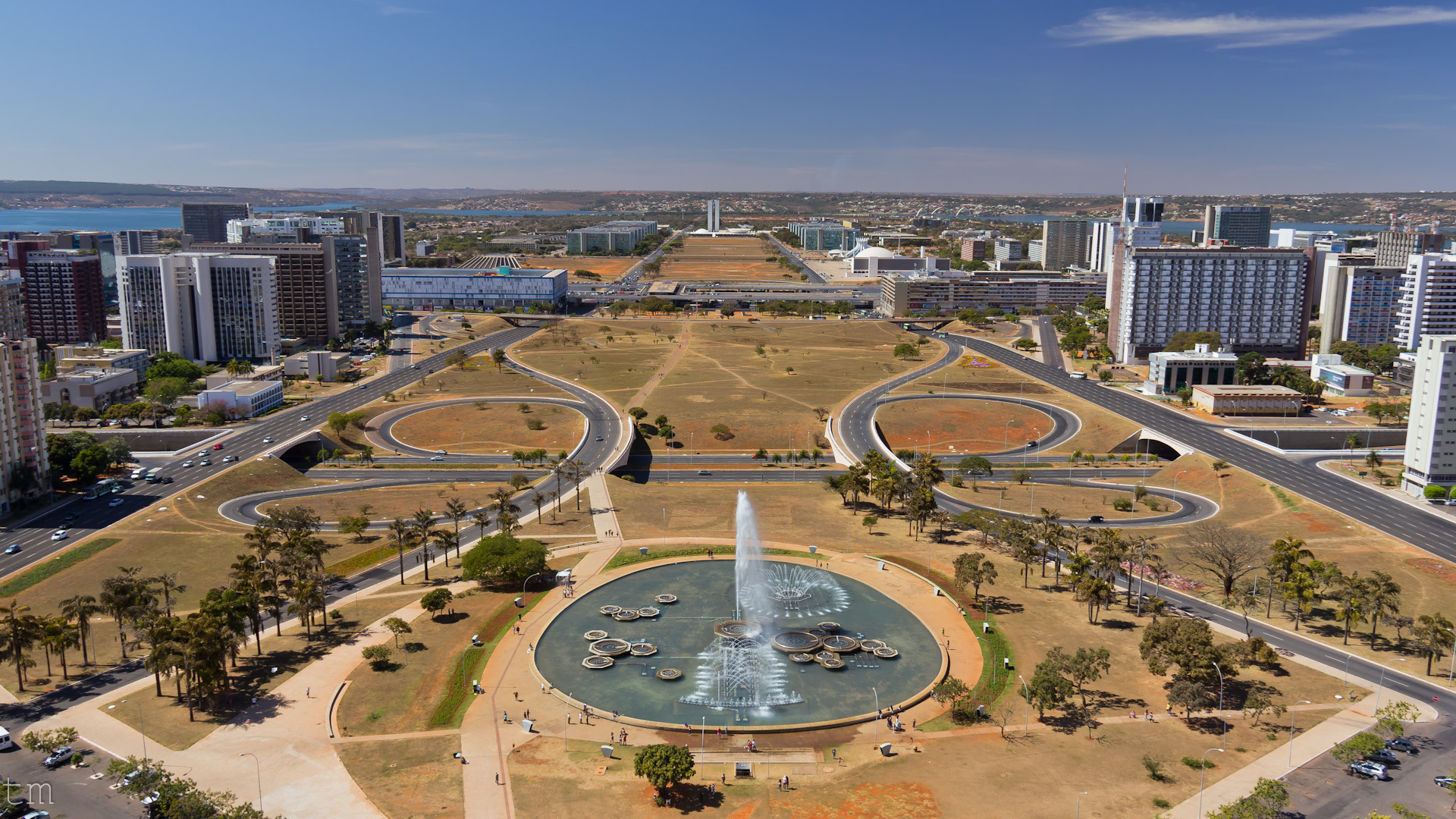 Eixo Monumental de Brasília é simplesmente uma obra de arte pulsante desde 1960 (Foto: Thiago Marra/Wikimedia)