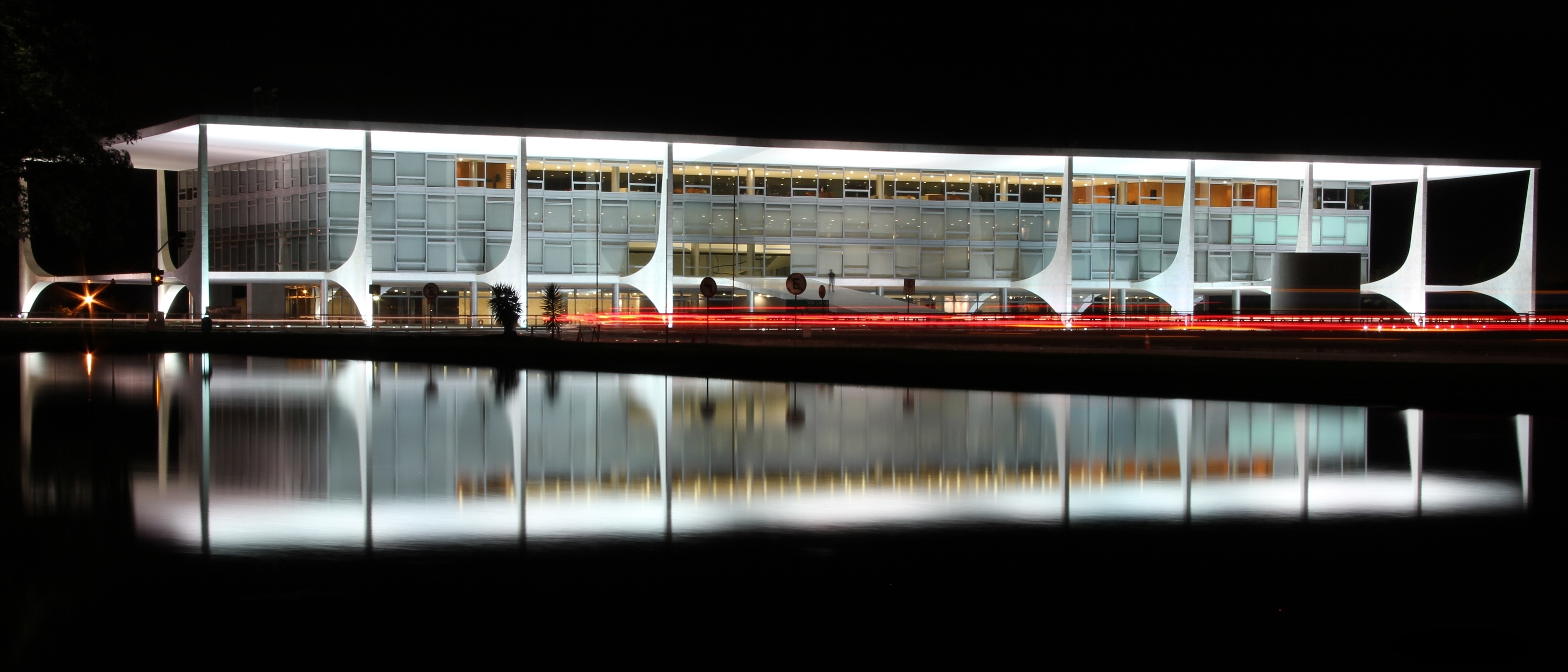 O local de trabalho do executivo máximo do Brasil, o Palácio do Planalto. Além do presidente, uma grande equipe ocupa essa imensa construção (Foto: Gisele Pasquali/Wikimedia)