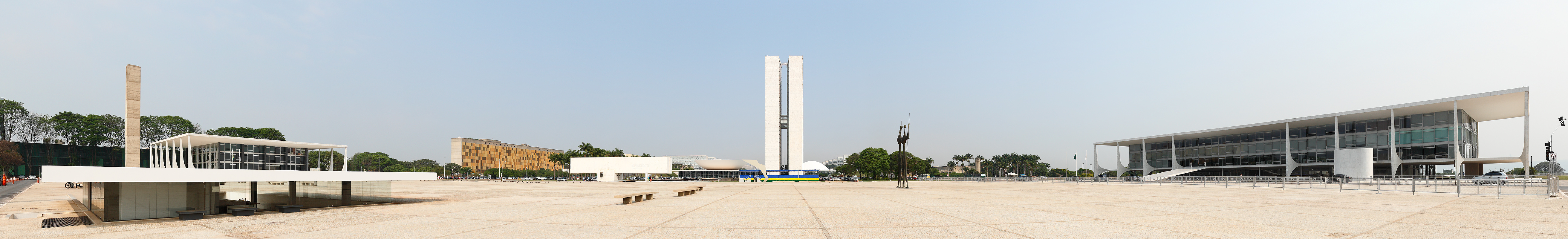 A Praça dos Três Poderes: à esquerda, o STF, ao centro o Congresso Nacional e à direita o Palácio do Planalto (Foto: Eric Gaba/Wikimedia)