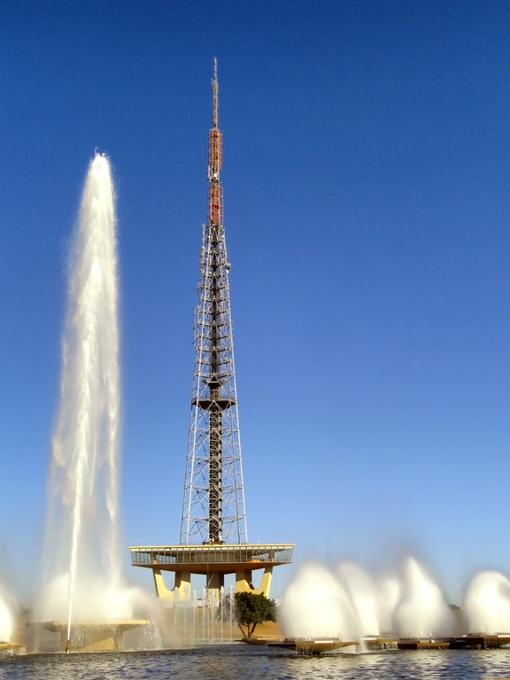 Espere o jato d'água subir para ver se ele alcança o topo da Torre de TV (Foto: Pxhere)
