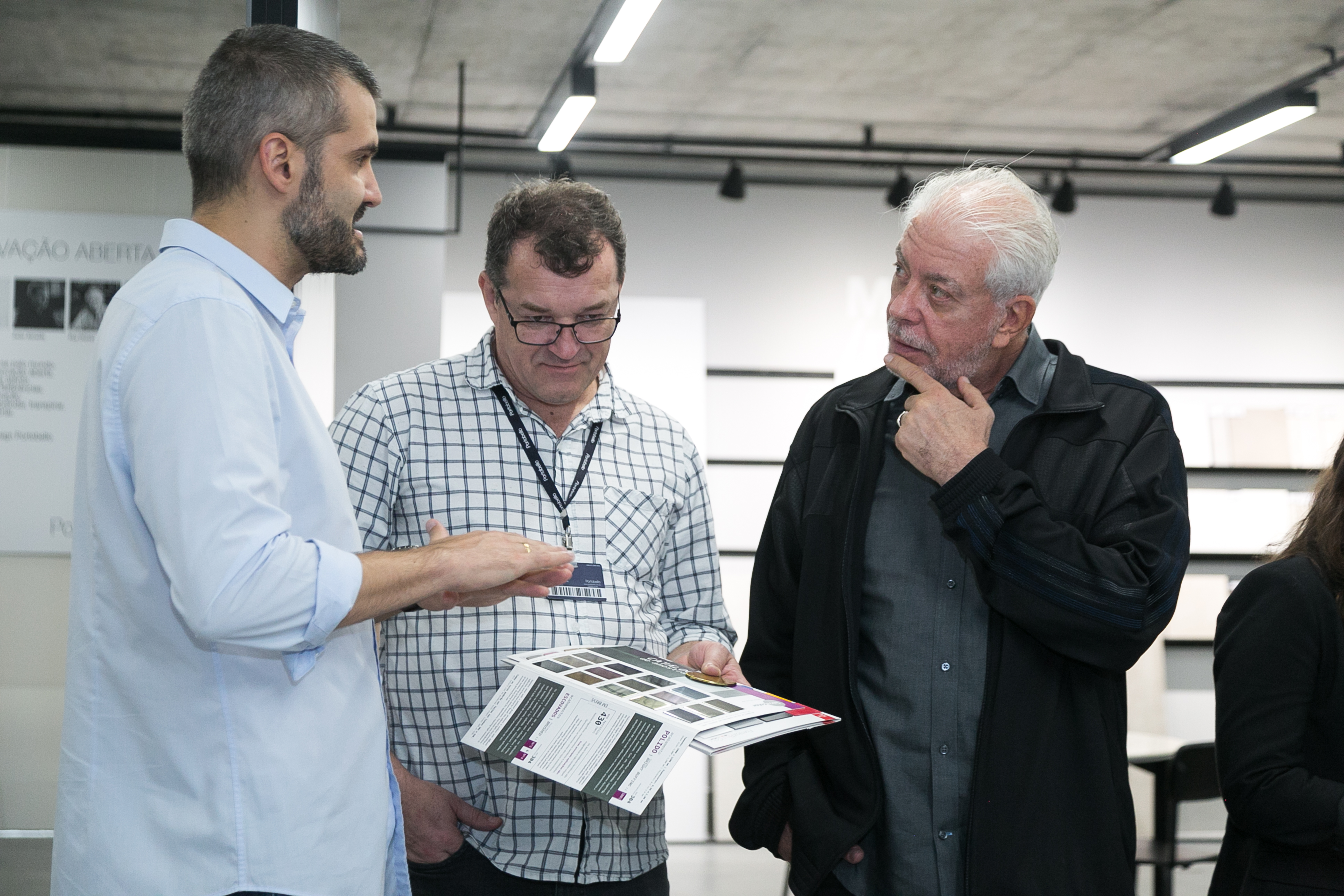 Antonio Bernardo (à direita) e Eduardo Scoz, gerente de arquitetura e branding da Portobello (à esquerda), conversam na apresentação da linha Atmosfera (Foto: Archtrends)