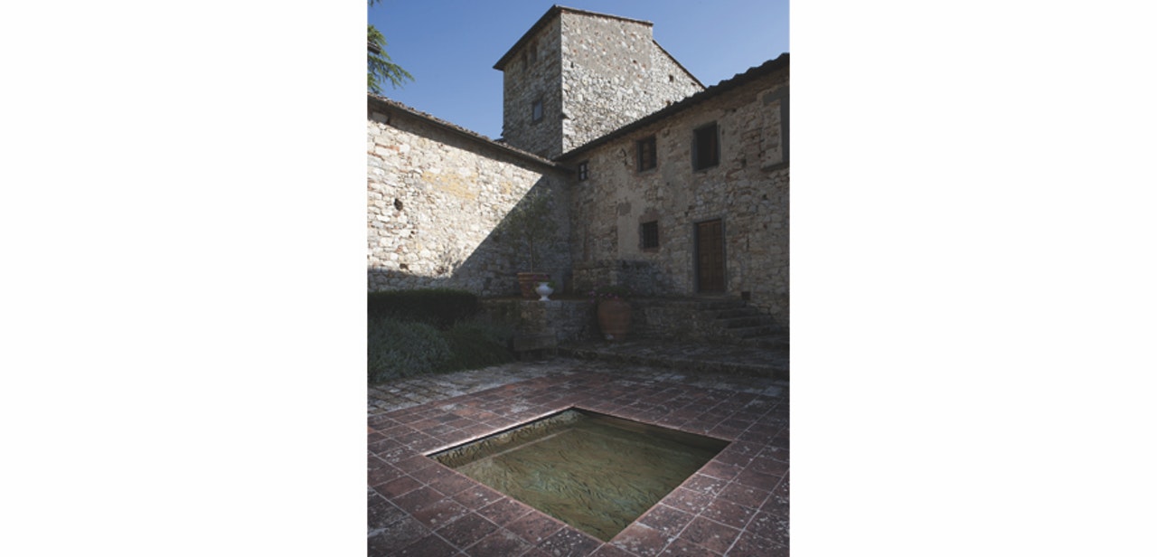 A banheira que se conecta com o solo das vinhas (Foto: divulgação/ site Castello)