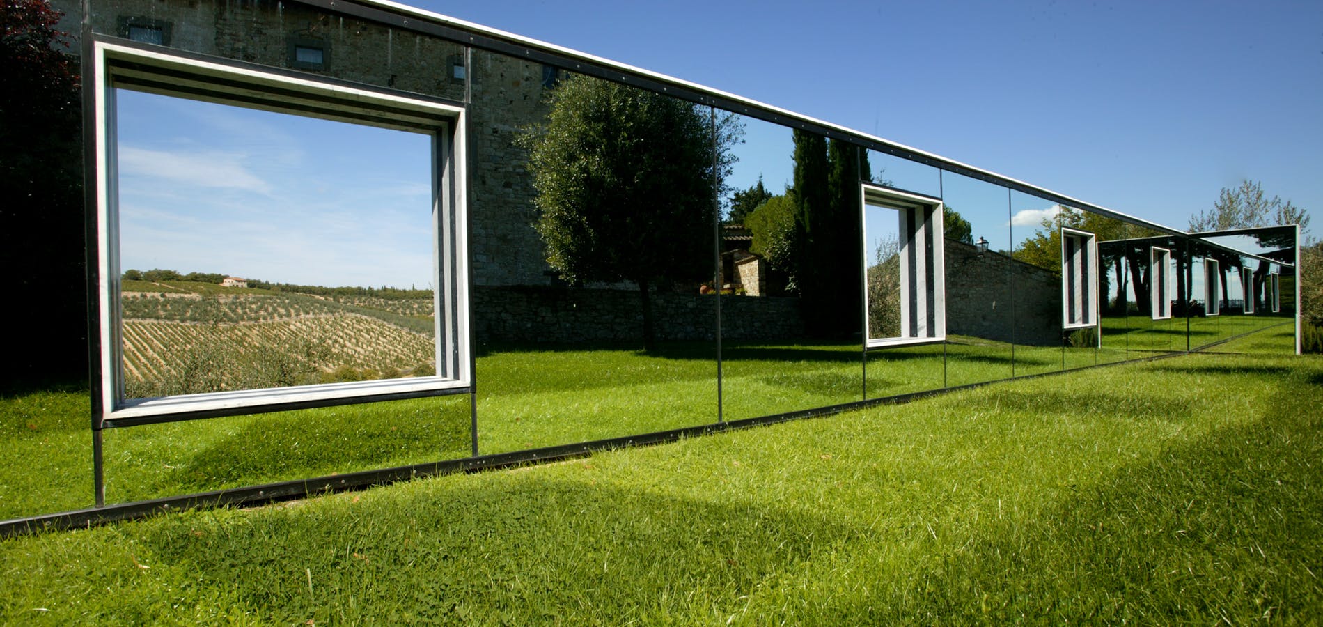 O muro de espelho com as suas janelas (Foto: divulgação/ site Castello)