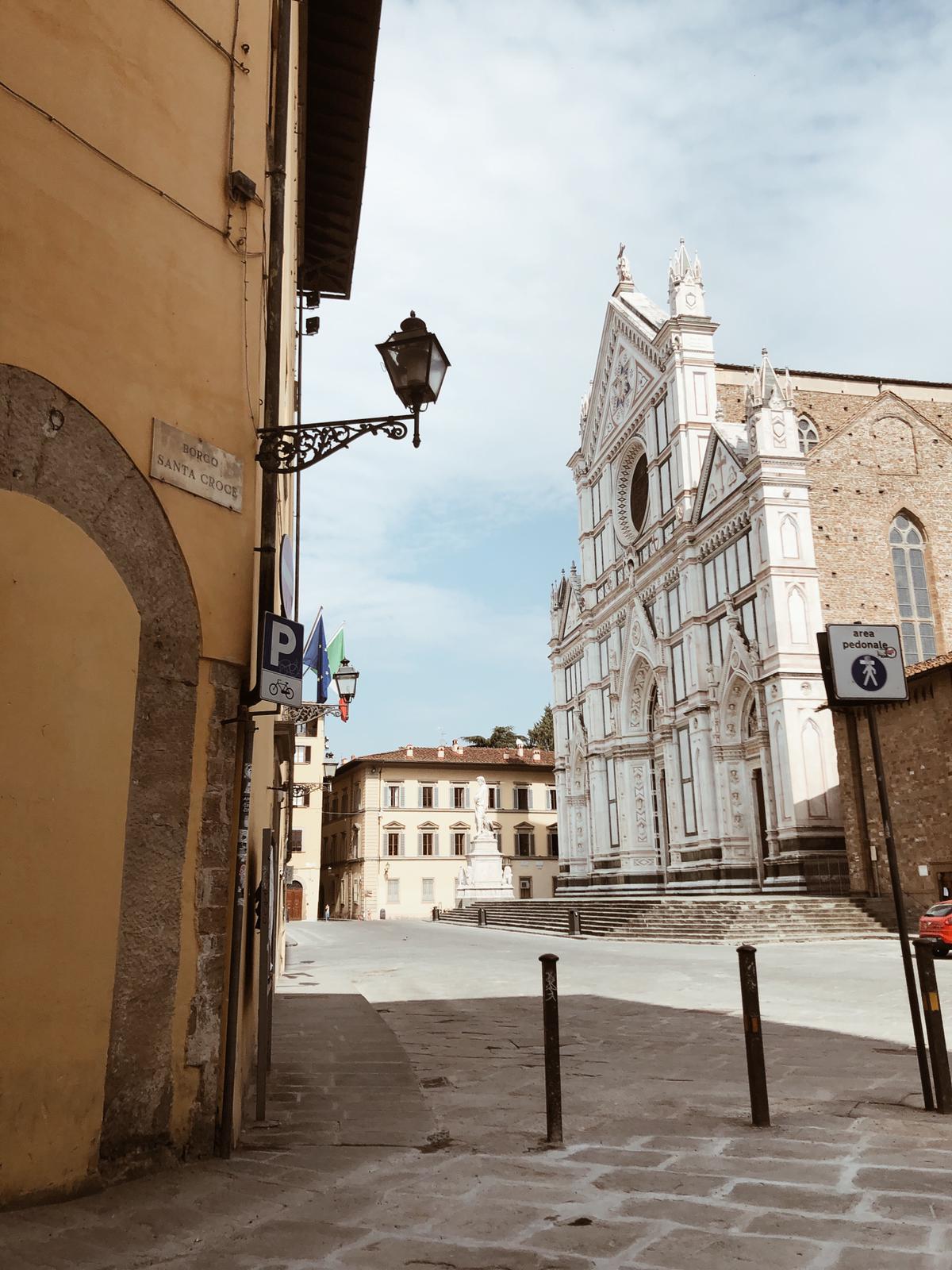 Imagem histórica e rara para Florença. A praça de Santa Croce completamente vazia durante o período de quarentena dos italianos (Foto: Luiza Vegini)