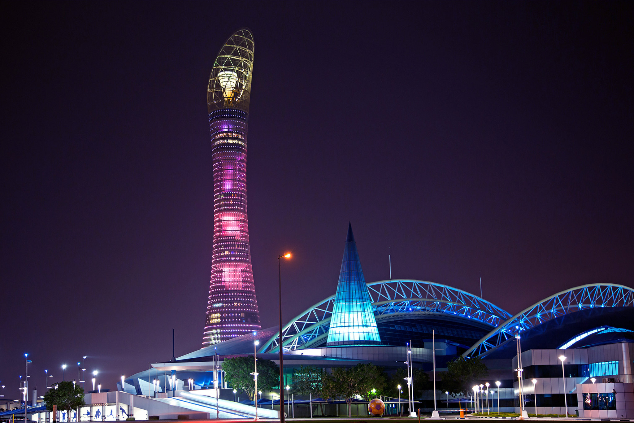 Fotografada à noite, a Aspire Tower mostra seu projeto de iluminação avançado (Foto: Ministério das Relações Exteriores/Flickr) 