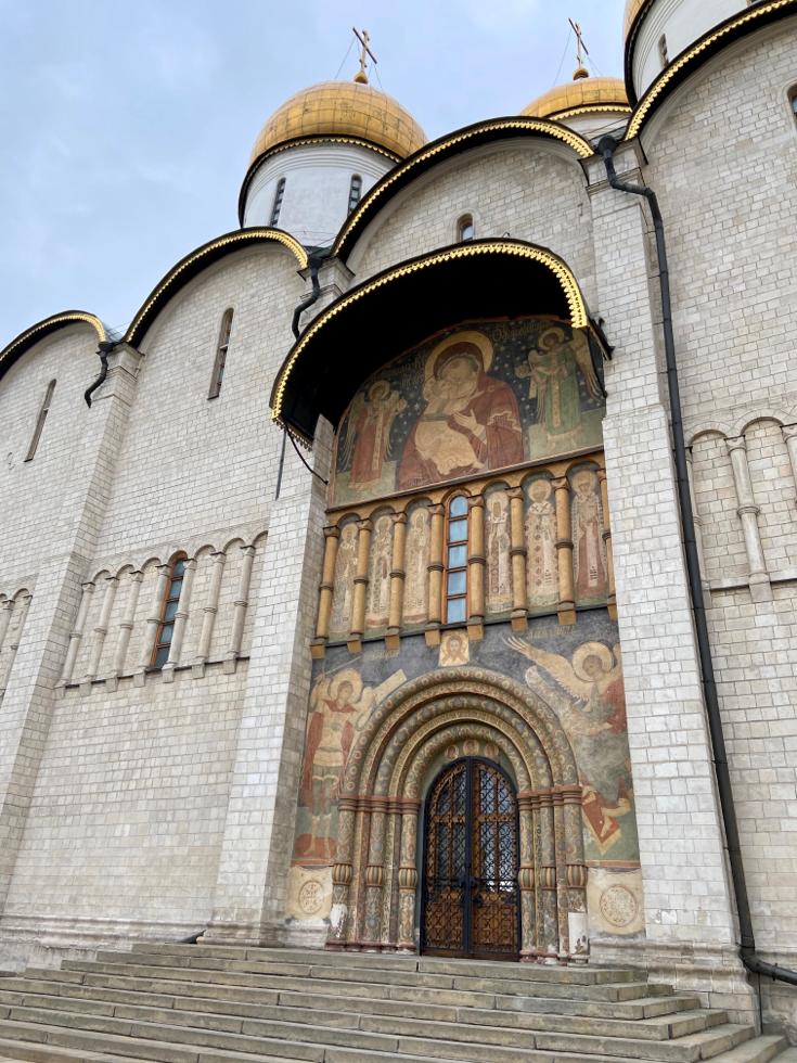 Entrada da Catedral Arcanjo São Miguel com pinturas de figuras santificadas e ornamentos (Foto: Bárbara Cassou)