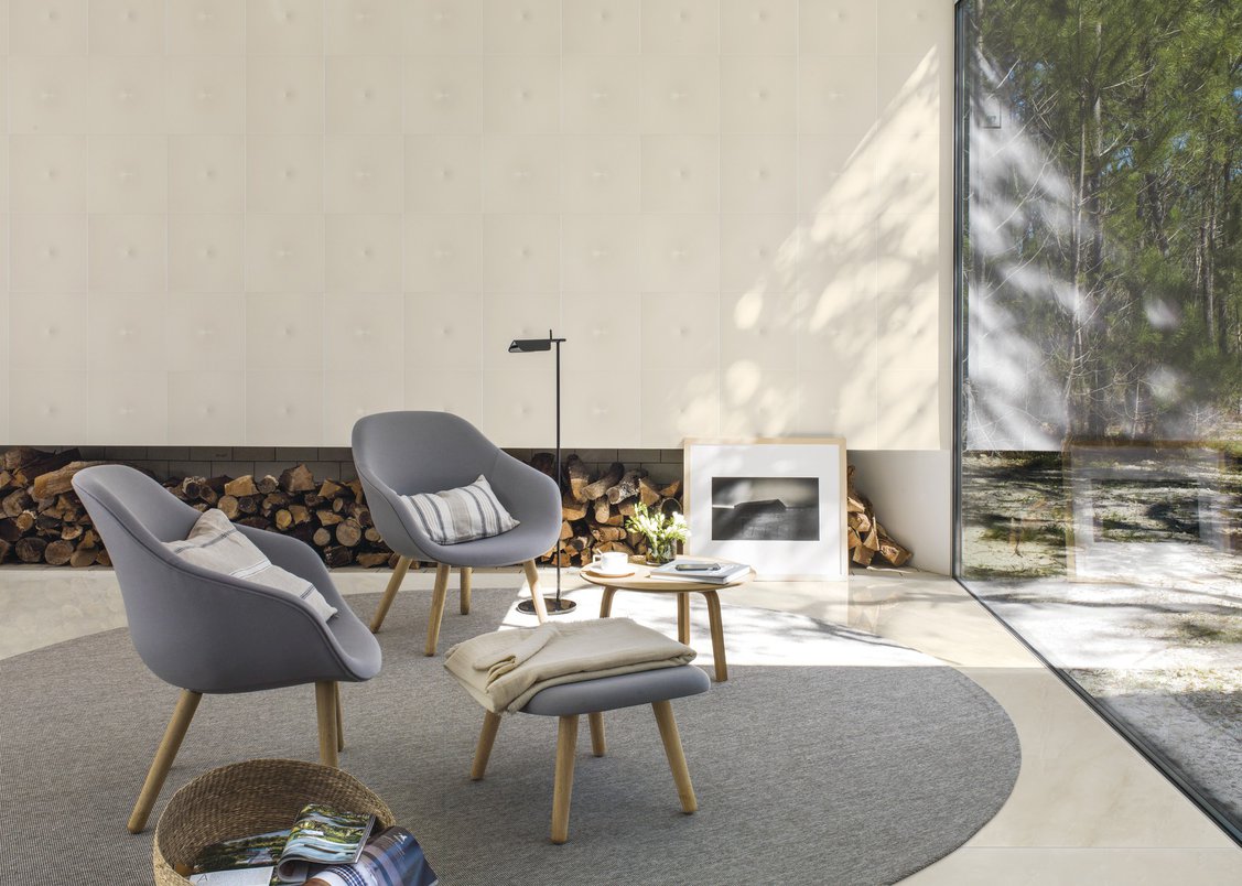 Nessa sala de estar, bege, cinza e madeira criam um clima aconchegante (Foto: Portobello S.A.)
