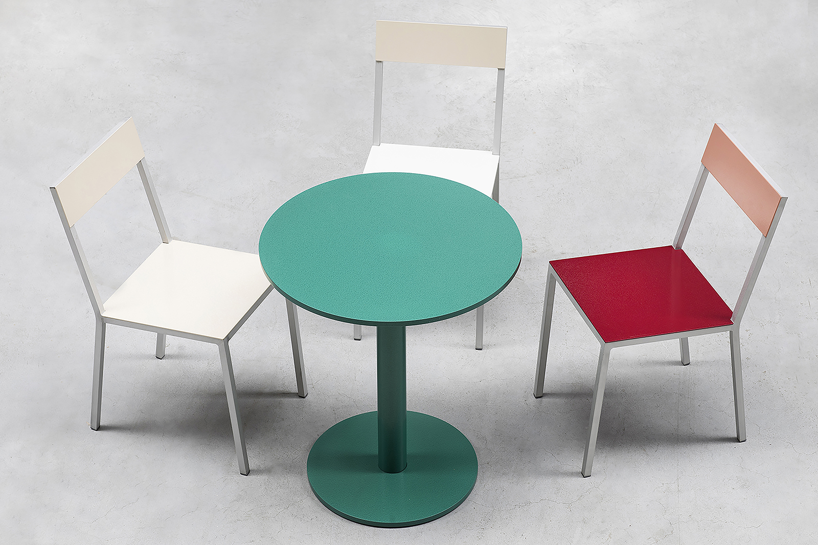 Com 16 cores diferentes, o casal permite que o usuário faça diversas combinações com as cadeiras de alumínio, criando composições coloridas (Foto: Muller van Severen)