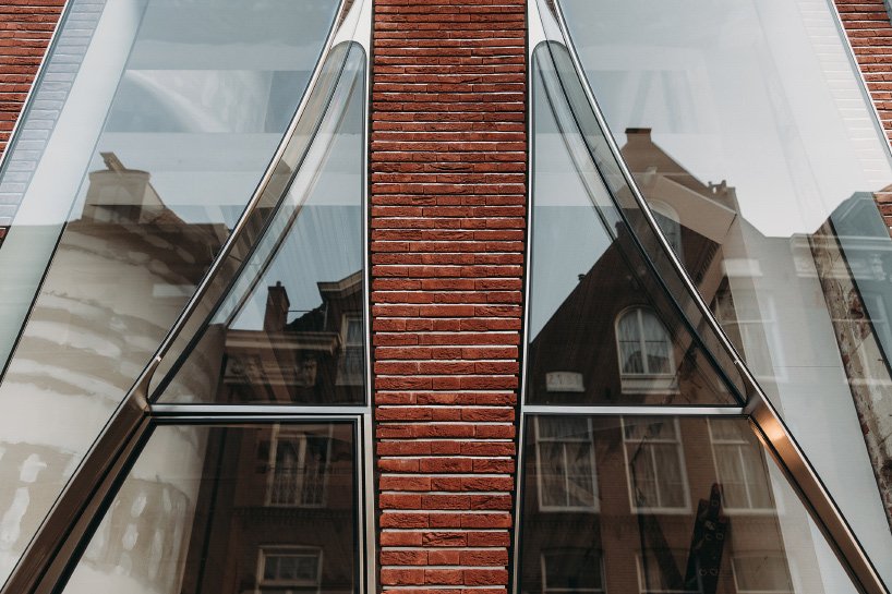 Os blocos de vidro sobressaem a fachada de tijolos tradicionais Holandês (Foto: Eva Bloem)