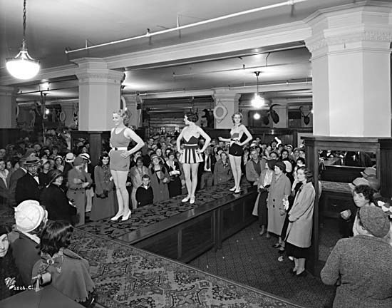 Desfile de moda no ano 1932, exclusivo e para poucas pessoas   (Fonte da imagen: Vancouver 125)