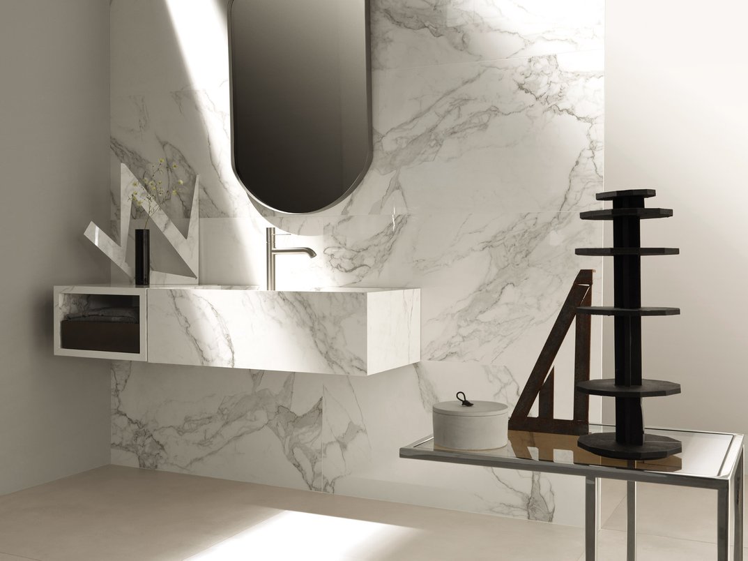 Bancada da linha Codice em banheiro de casal com porcelanato Bianco di Elba (Projeto: Portobello S.A.)