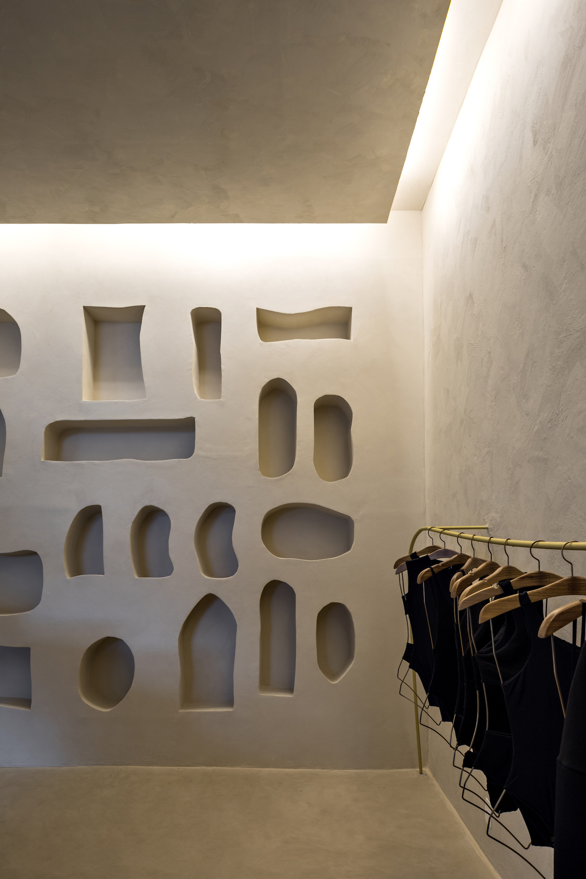 HAIGHT - A parede traseira da loja ganha uma textura especial com formas livres e curvadas