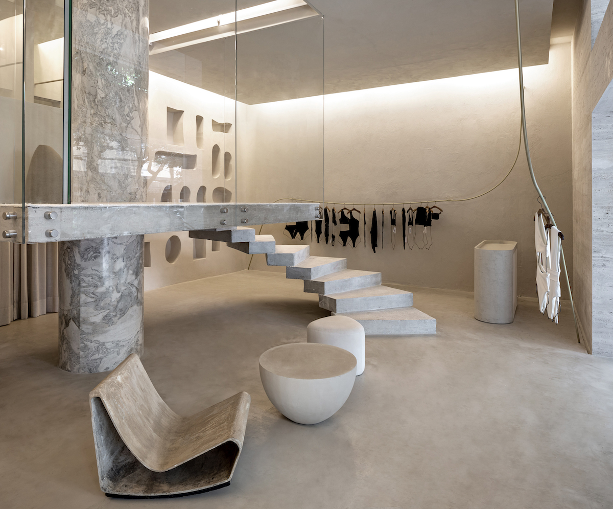 HAIGHT - O interior da loja traz materiais naturais e formas livres no mobiliário, expositores e textura da parede