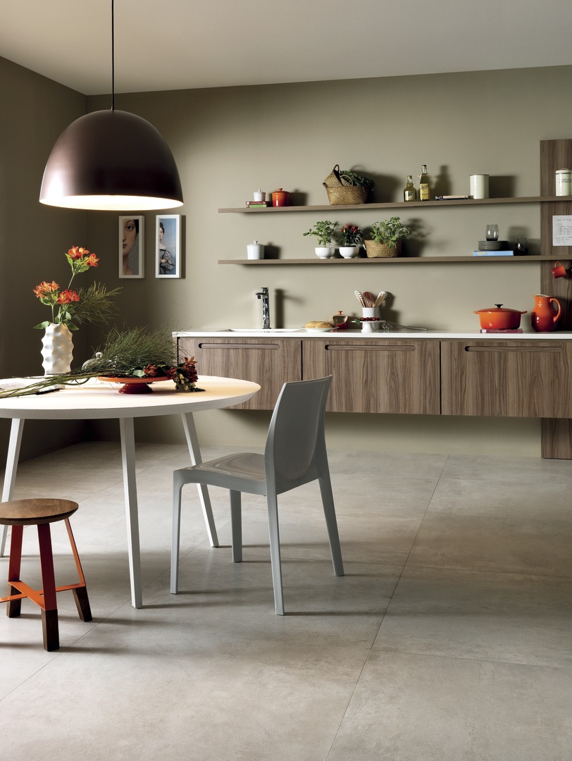  O porcelanato Artsy Cement natural retificado reveste piso na cozinha 