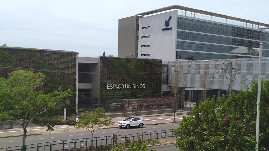 parede verde em universidade