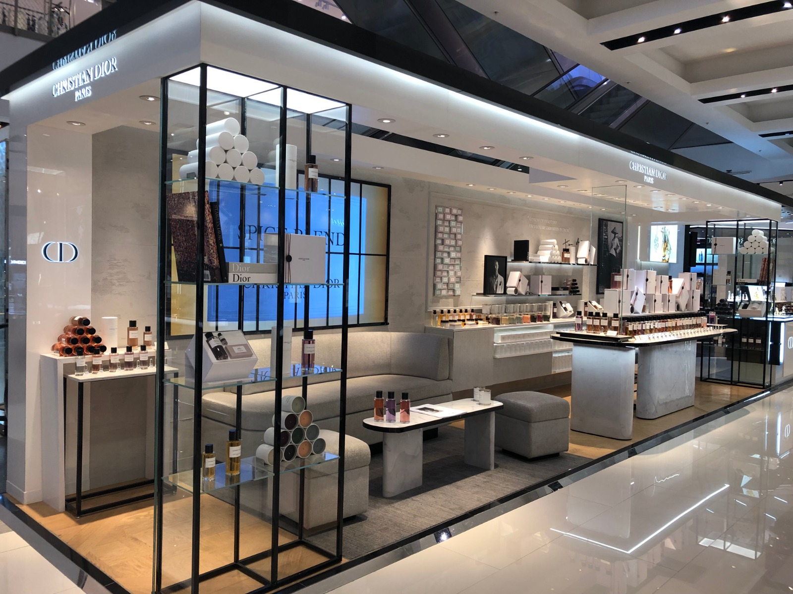 Dior Experiência Digital - Na loja de fragrâncias Christian Dior, o conceito do retail design é todo em mármore branco, com detalhes negros, em linha com a estética da marca (Foto: Bárbara Cassou)