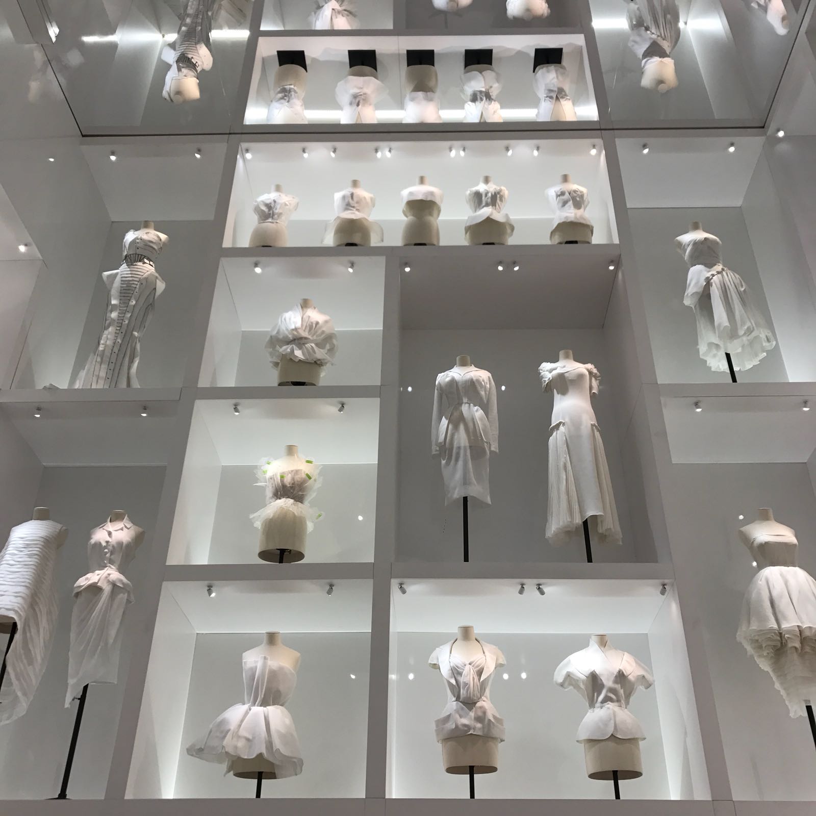 Dio Experiência Digital - Parte da exposição Christian Dior, Designer of Dreams no Musée des Arts Décoratifs em Paris, que mostra vestidos e protótipos, todos brancos
