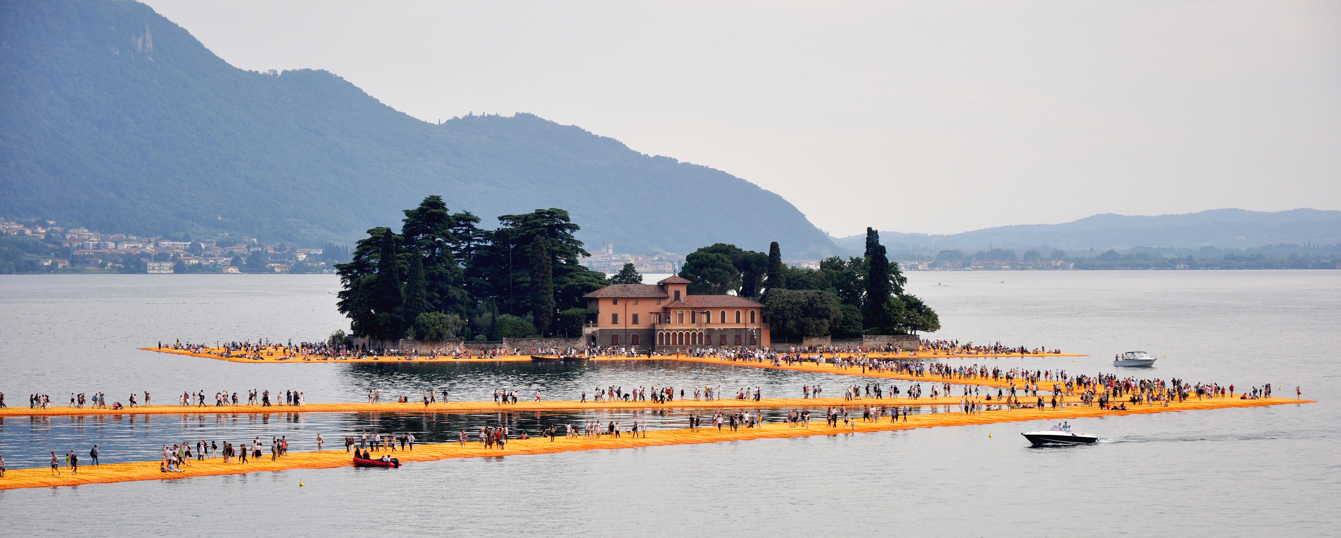 Floating Piers, uma das obras mais famosas de Christo (Fonte: Harald Bischoff)