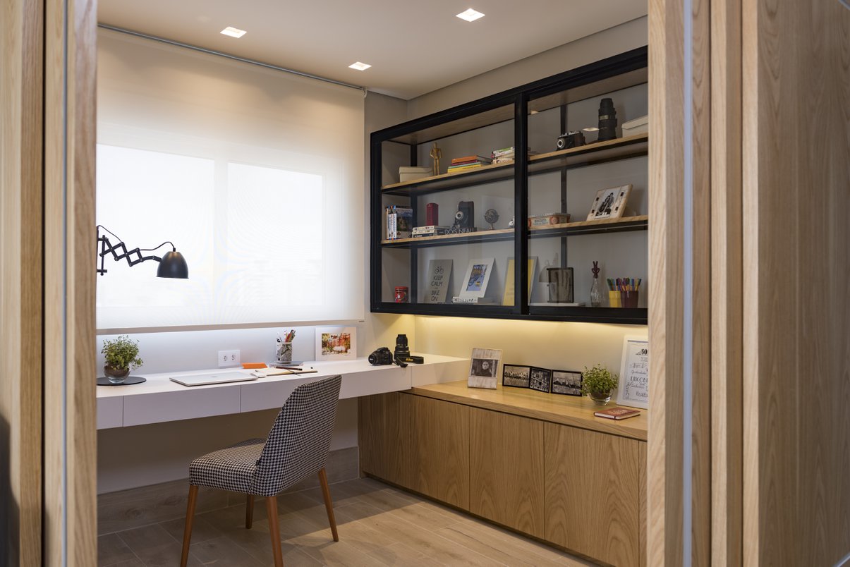 Home office com decoração minimalista evitando distrações (Projeto: Ana Carolina e Mariana Lima Orsolini)