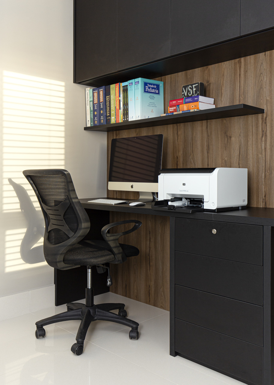 Home office com mobiliário adequado em termos ergonômicos (Projeto: Danielle Albuquerque Vilar)