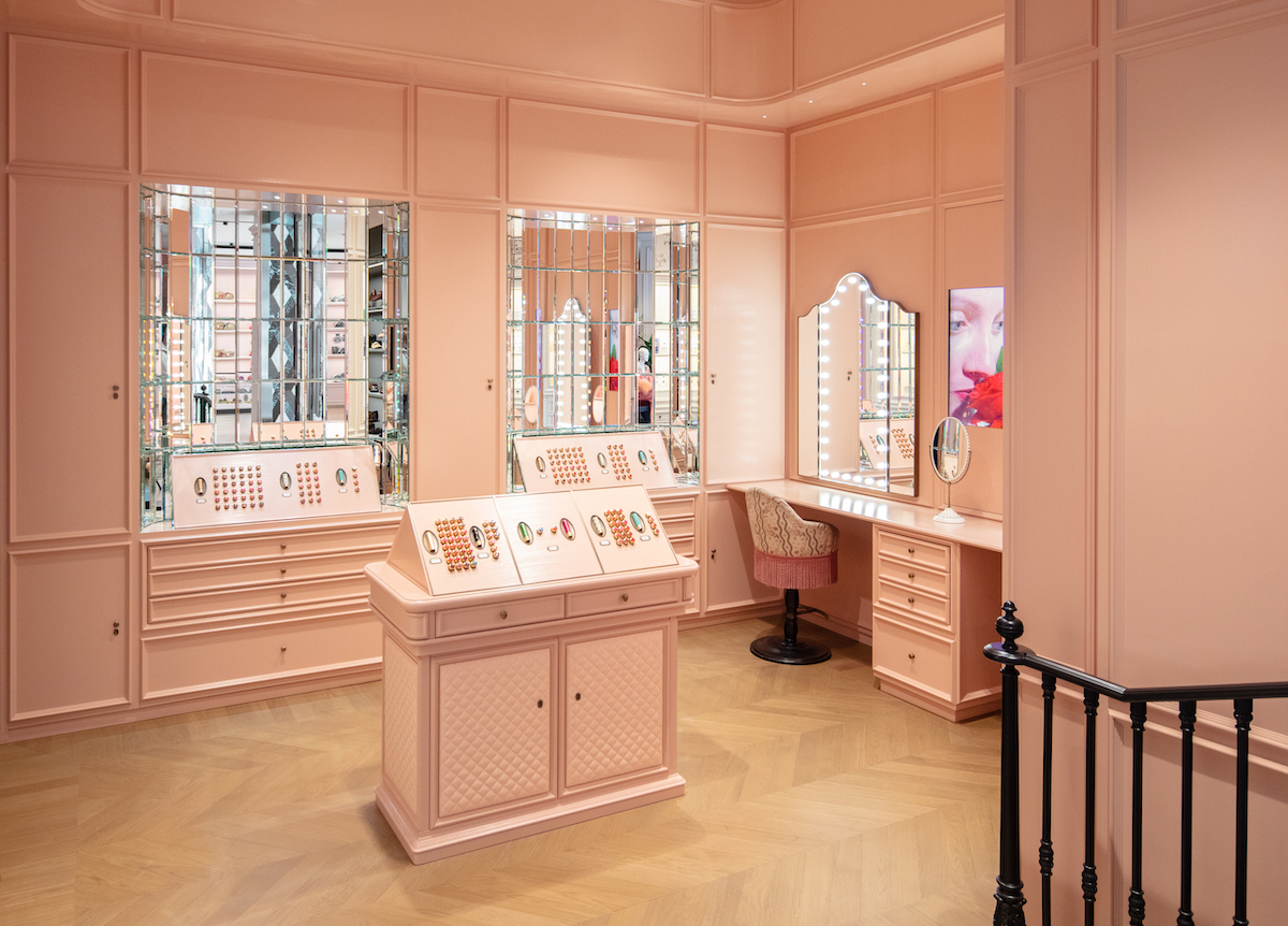 Gucci Osteria - Corner de maquiagem inteiro rosa para provar o perfeito batom vermelho