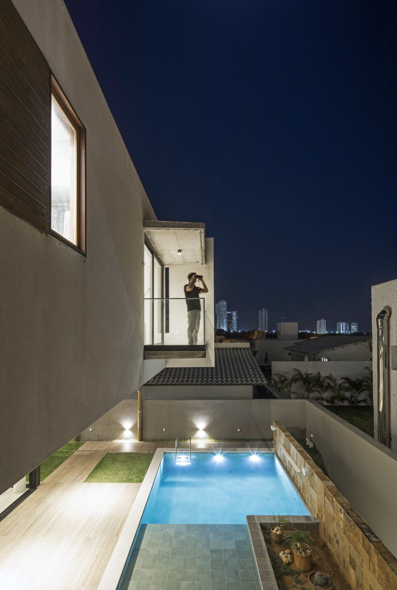 As luminárias para piscina valorizam a decoração e permitem utilizar esse espaço durante a noite (Projeto: Martins Lucena Arquitetos)