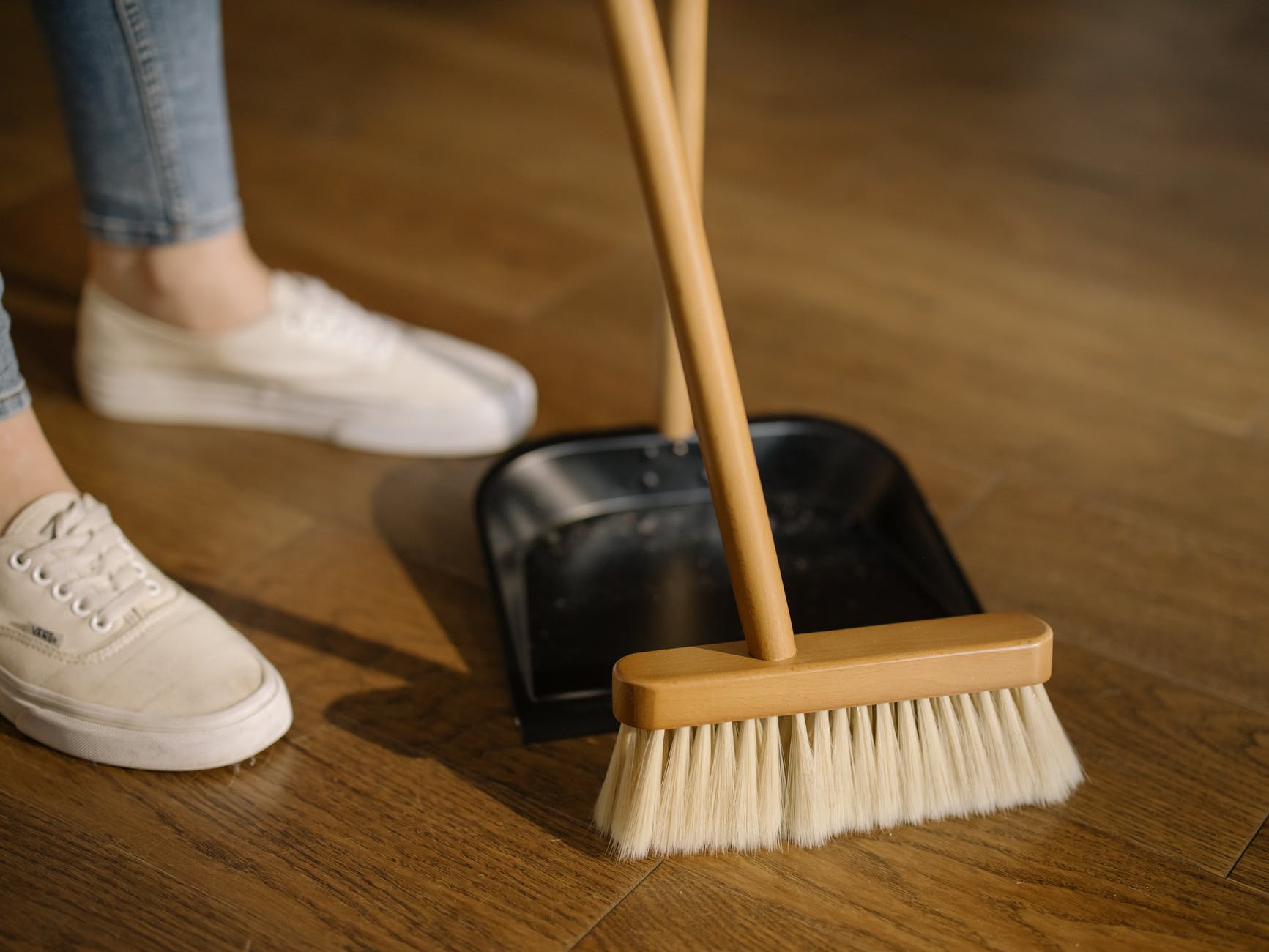 Os acessórios para limpar a casa devem ser sempre higienizados após o uso (Foto: cottonbro)