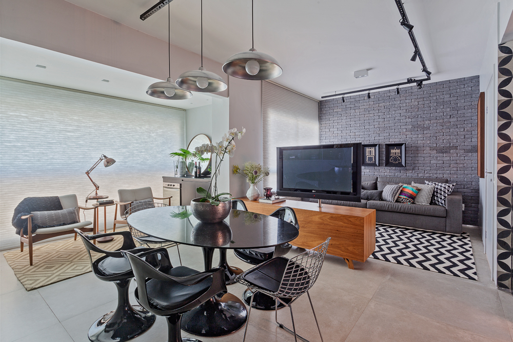 Os móveis podem ser usados para dividir ambientes na decoração da casa (Projeto: Dois Quartos Arquitetura)