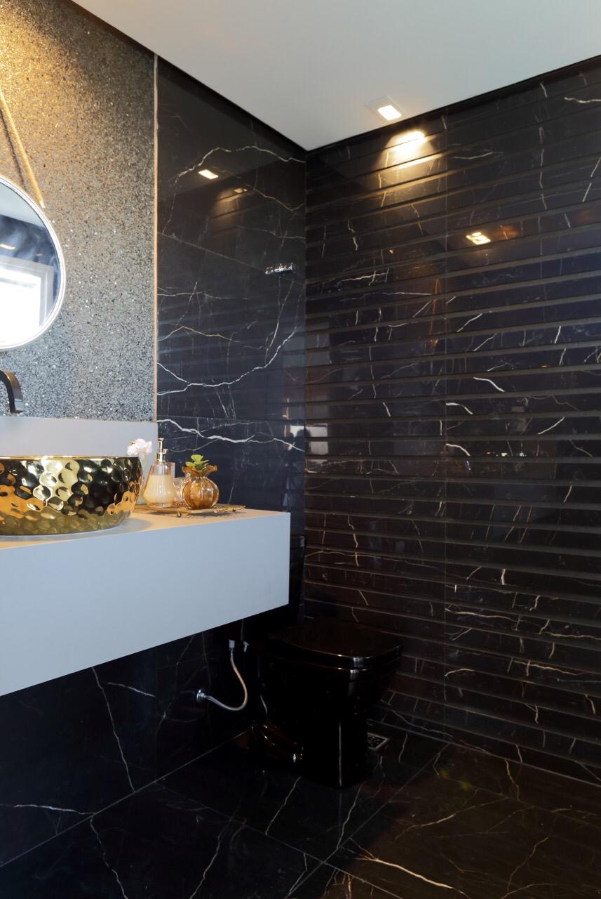 Um dos únicos projetos escurtos de Amanda, o banheiro preto com Nero Venato