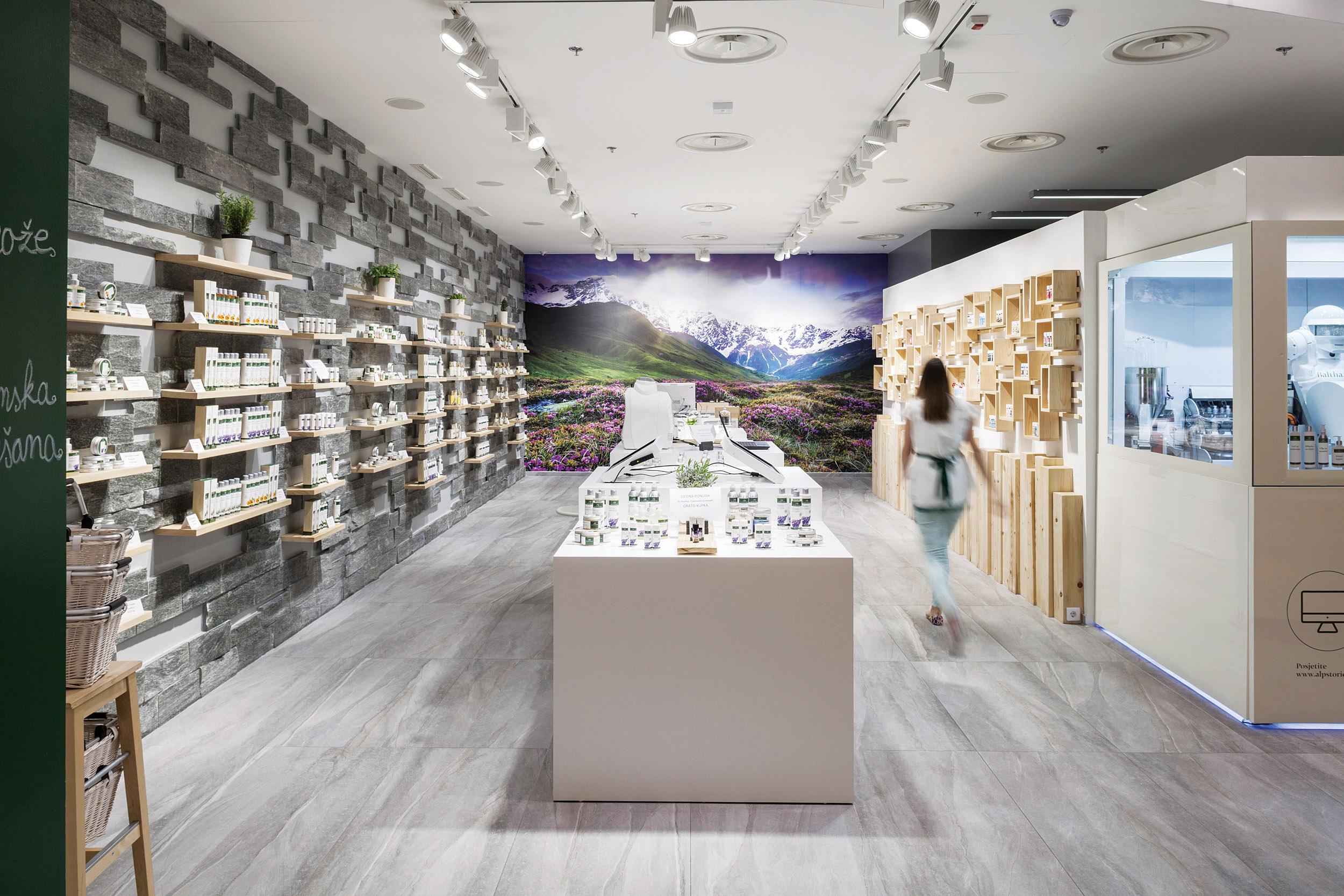 Uso da madeira, tons neutros e a imagem dos alpes nos fundos da loja, trazem um ar de conforto e bem-estar para os consumidores (Foto: Domagoj Kunić/ Cortesia Brigada)