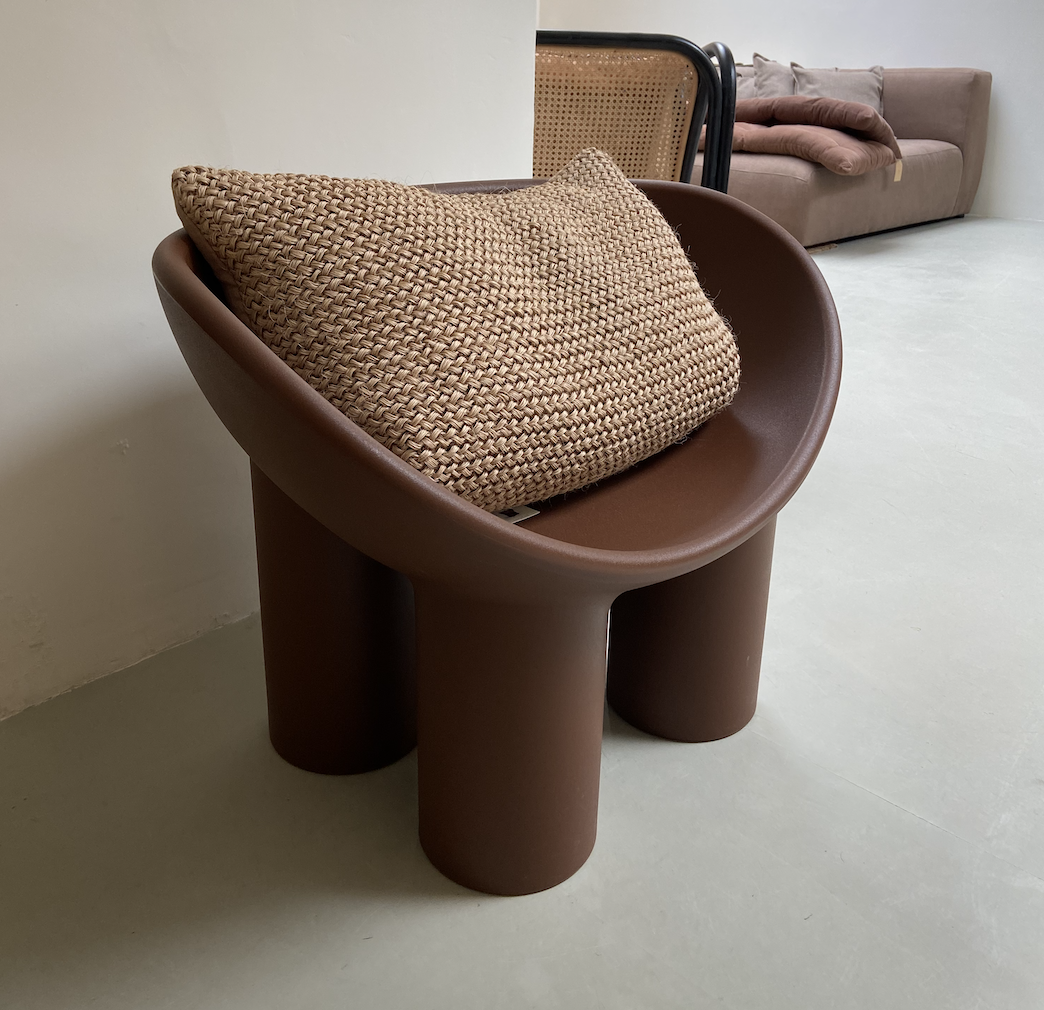 Cadeira desenhada por Faye Toogood. O design da cadeira deixa de ser somente um mobiliário e passa ser um objeto escultural (Foto: Barbara Cassou)