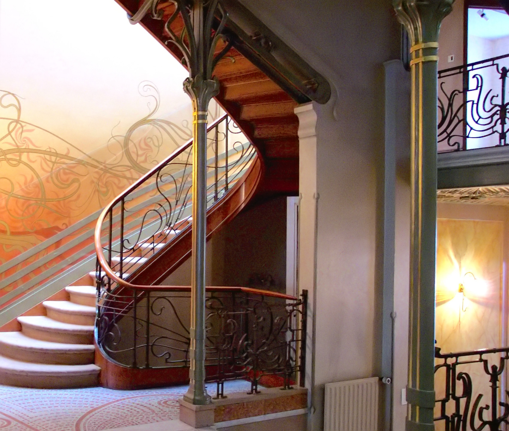 Escada da Casa Tussel, em Bruxelas, construída por Victor Horta, com detalhes curvilíneos inspirados na natureza (Foto: Henry Townsend)