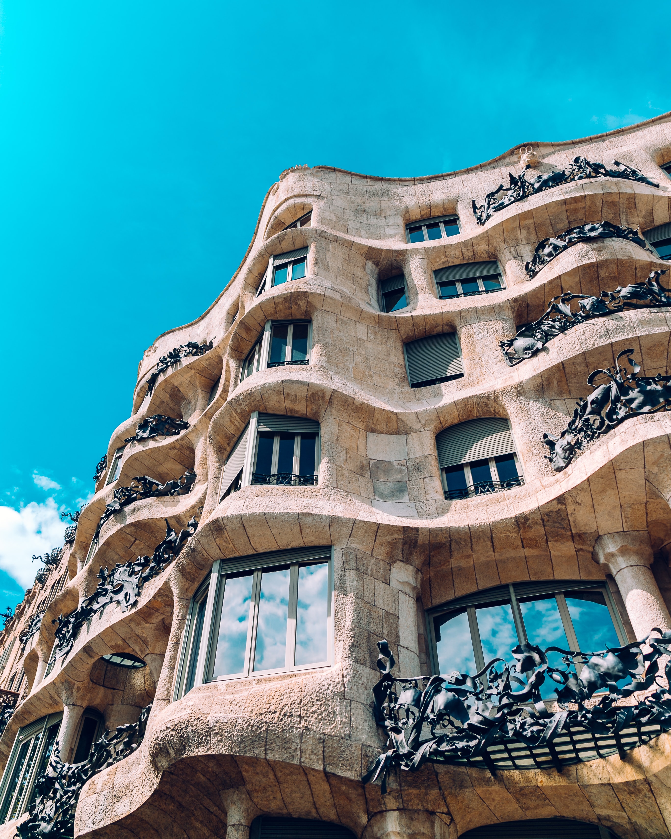 Detalhe da fachada da Casa Milá, em Barcelona, de Antoni Gaudí, conhecida popularmente como "La Pedrera" devido à sua arquitetura característica (Foto: Florencia Potter)