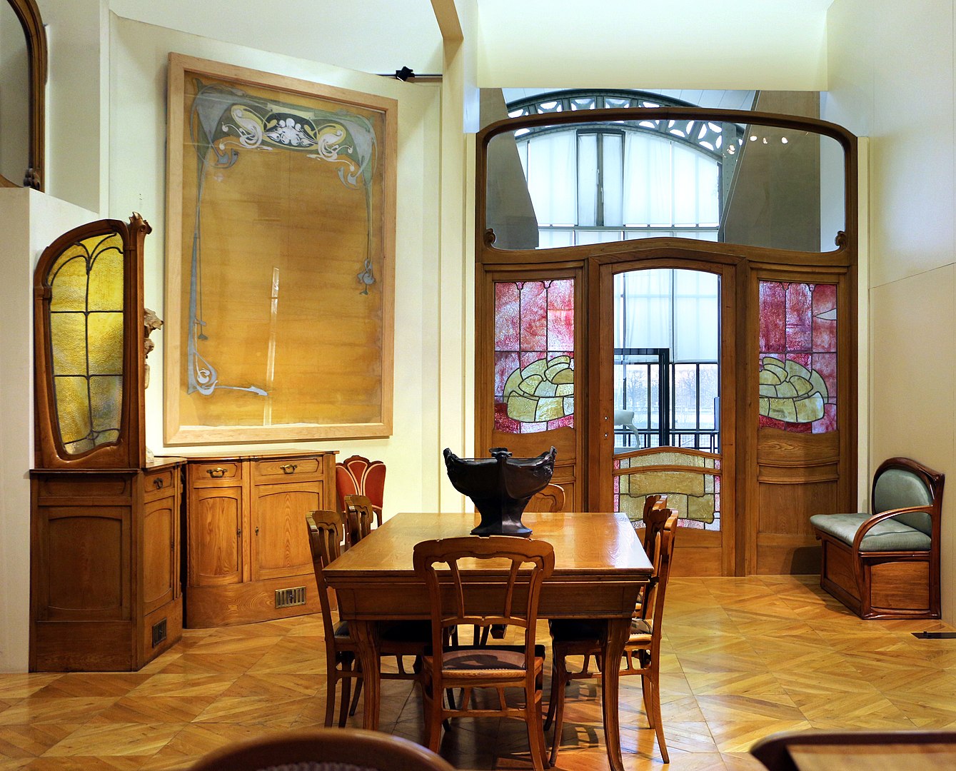 Mobiliário do Hotel Aubecq, em Bruxelas, desenhado por Victor Horta, com muita madeira e linhas curvilíneas (Foto: Sailko)