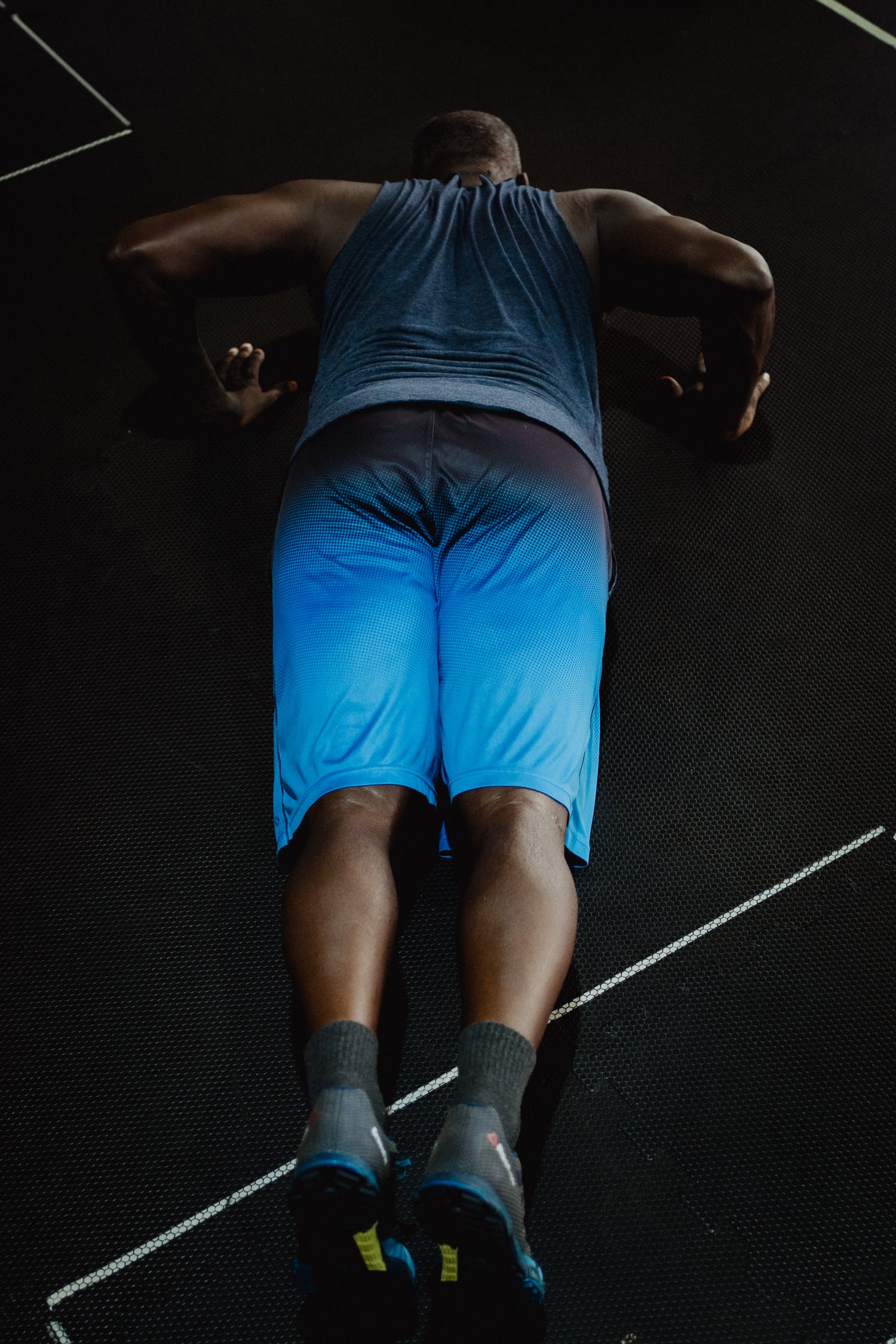 A flexão é um bom exemplo de exercício físico para fazer em casa (Foto: Pexels)