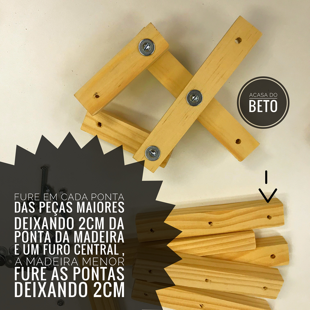 Comece a construir o braço retrátil da luminária de parede com as peças de madeira (imagem @acasadobeto)