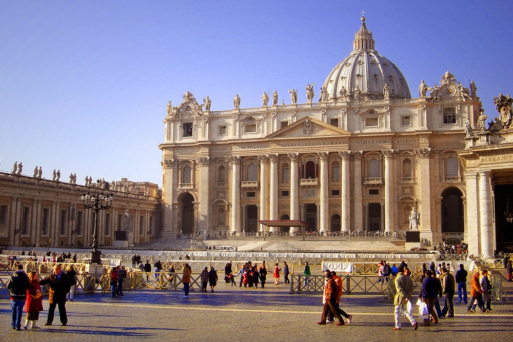Exterior da Basílica de São Pedro, na Itália, construída com mármore travertino (Foto: Ricardo André Frantz)