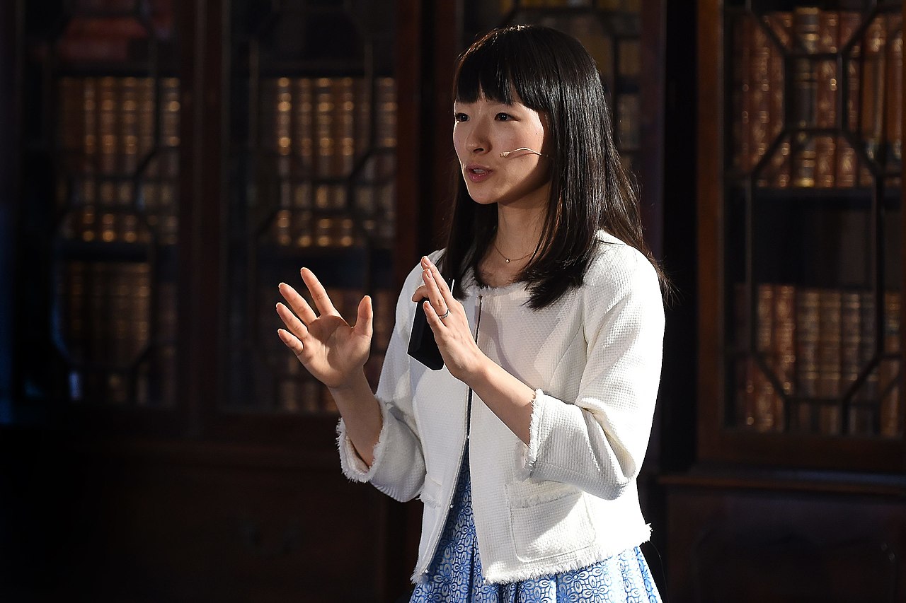 Marie Kondo, especialista em organização pessoal, empresária e escritora japonesa, virou fenômeno com a série Ordem na Casa, da Netflix (Foto: Sikander)