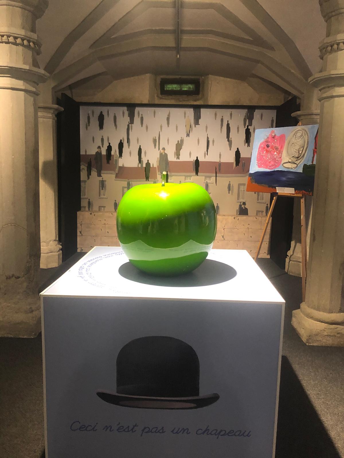 Ante sala da exposição com objetos que remetem as obras de Magritte (Imagem: Luiza Vegini)