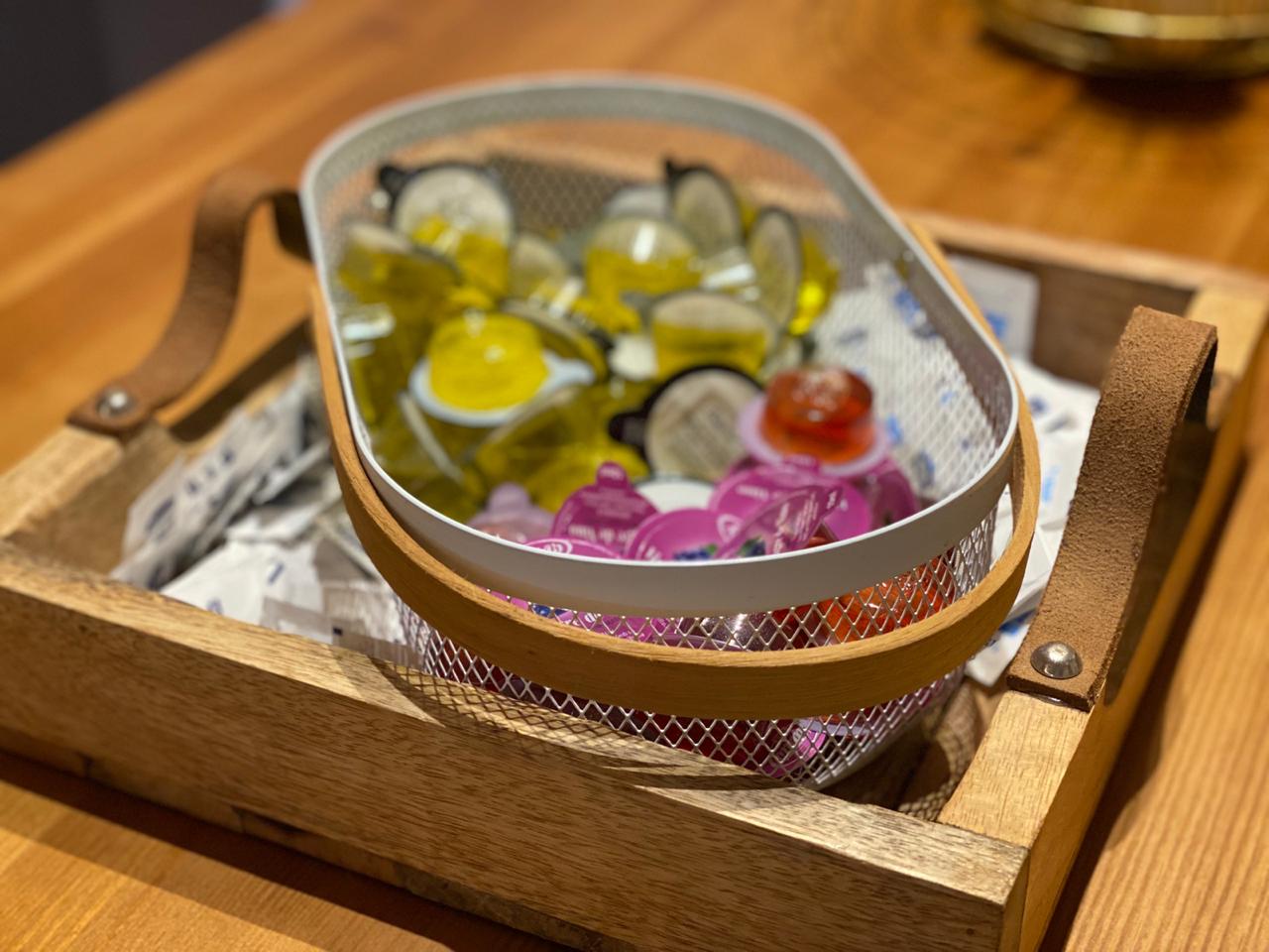 Azeite de oliva e sal para temperar sua refeição foram substituídos por unidades individuais e descartáveis nos restaurantes (Foto: Cortesia TicTaste)