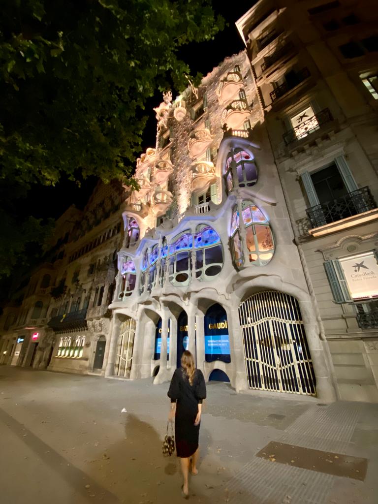 Sem turistas, é possível tirar uma foto em frente da Casa Batlló vazia (Foto: Barbara Cassou)