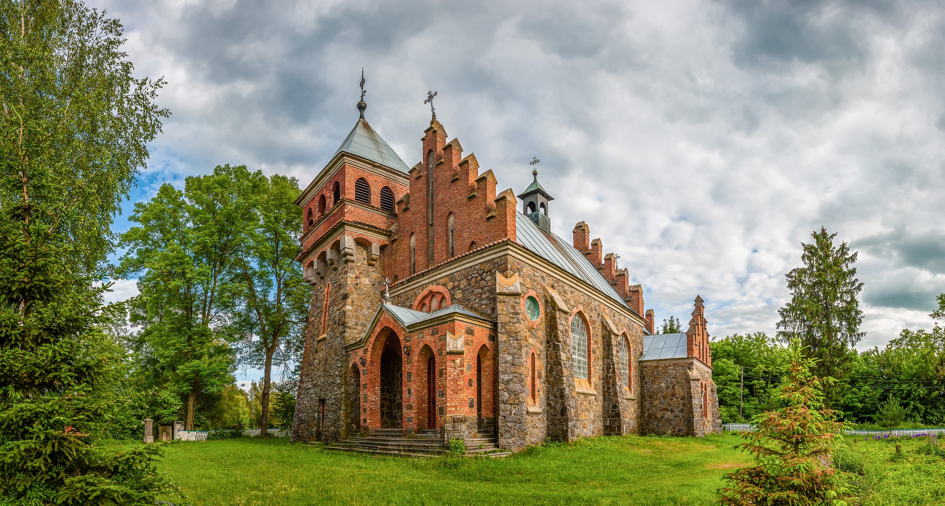 O estilo medieval e o uso de vitrais marcam a arquitetura eclética da Igreja de Santa Clara, na Ucrânia (Foto: Dmytro Balkhovitin)