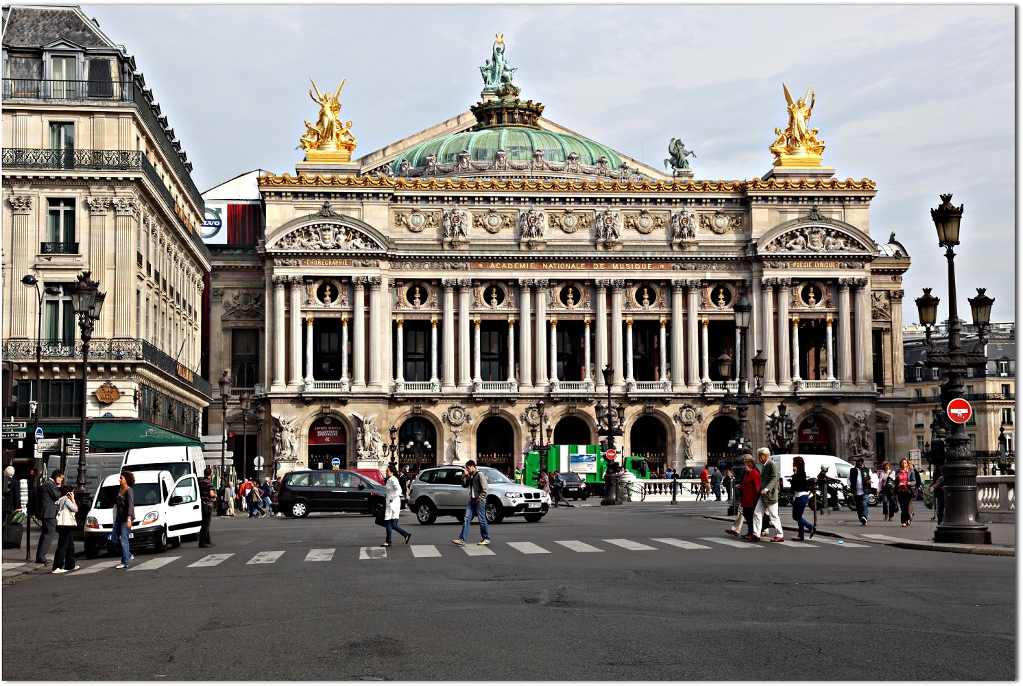 A sede da Ópera Nacional de Paris é um majestoso projeto da arquitetura eclética (Foto: Francisco Aragão)