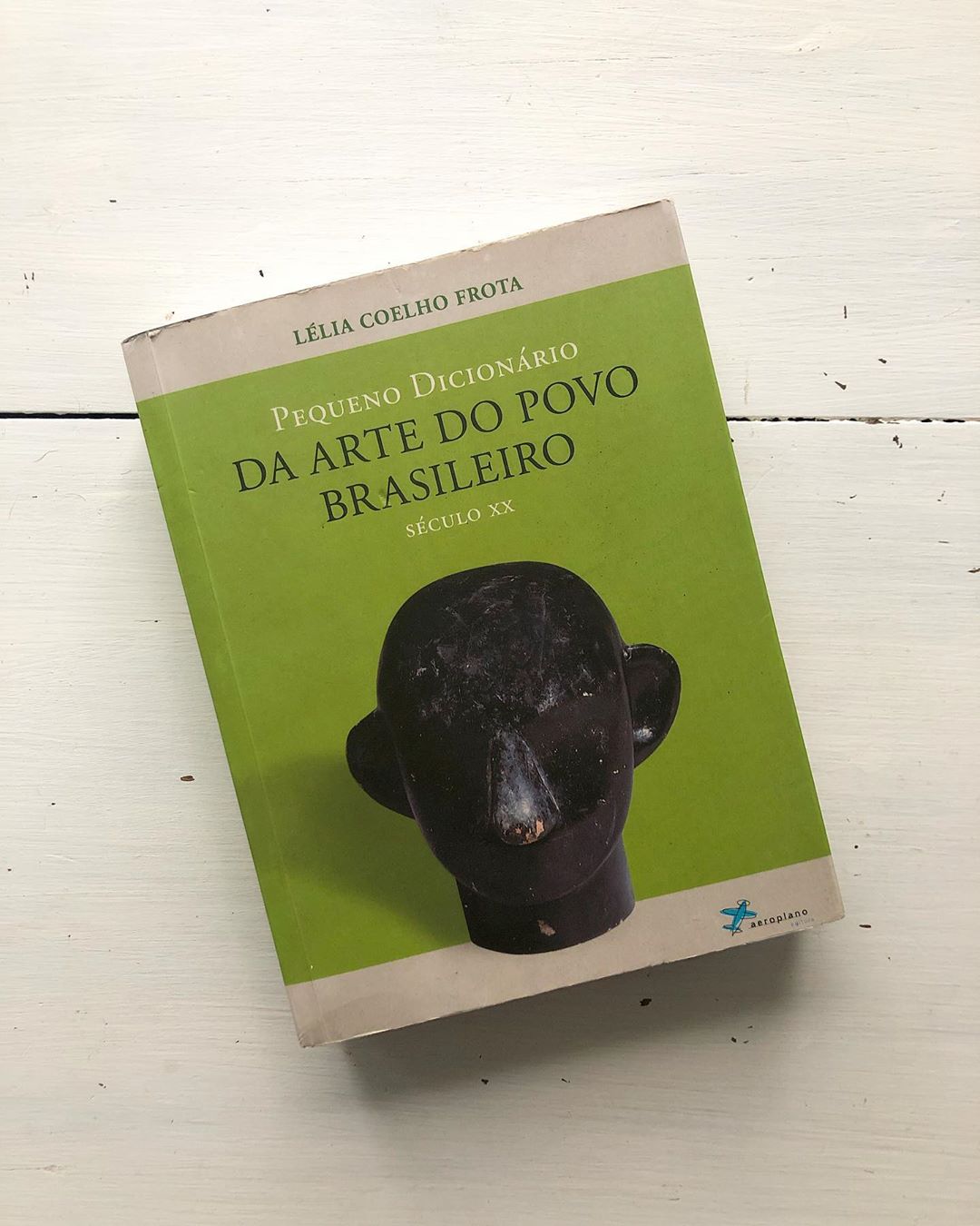 O livro "Pequeno dicionário de arte do povo brasileiro", de Lélia Coelho Frota, foi um dos primeiros a reconhecer artesãos brasileiros (Foto: Arquivo pessoal)