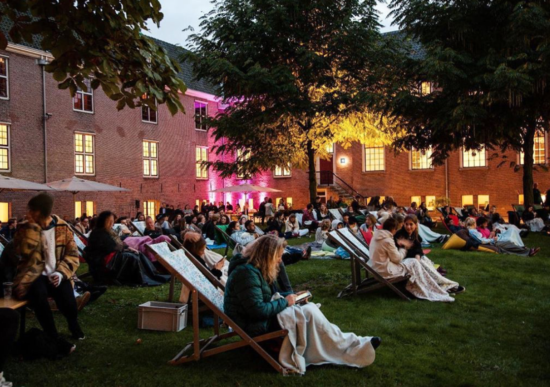 Holandeses apreciando uma noite agradável no cinema do jardim do Hermitage (Fonte: Instagram @moviesatthehermitage)