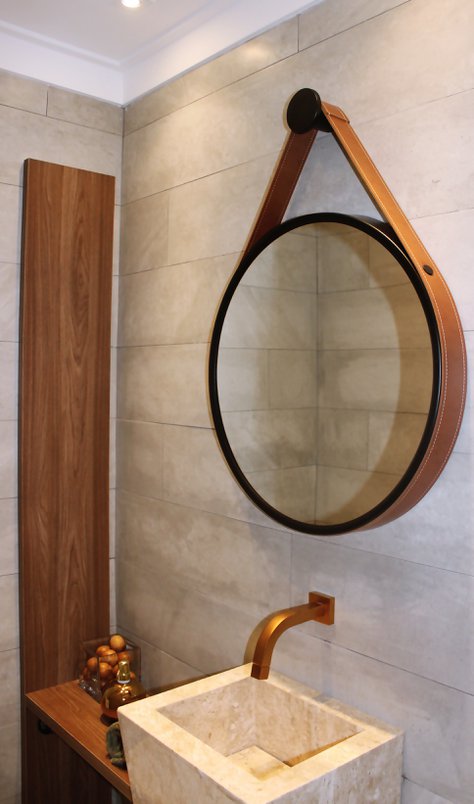 Espelhos ajudam a decorar e destacar as paredes, ao mesmo tempo em que ampliam os ambientes (Projeto: Leila Peppe & Rejane Costa Arquitetura)